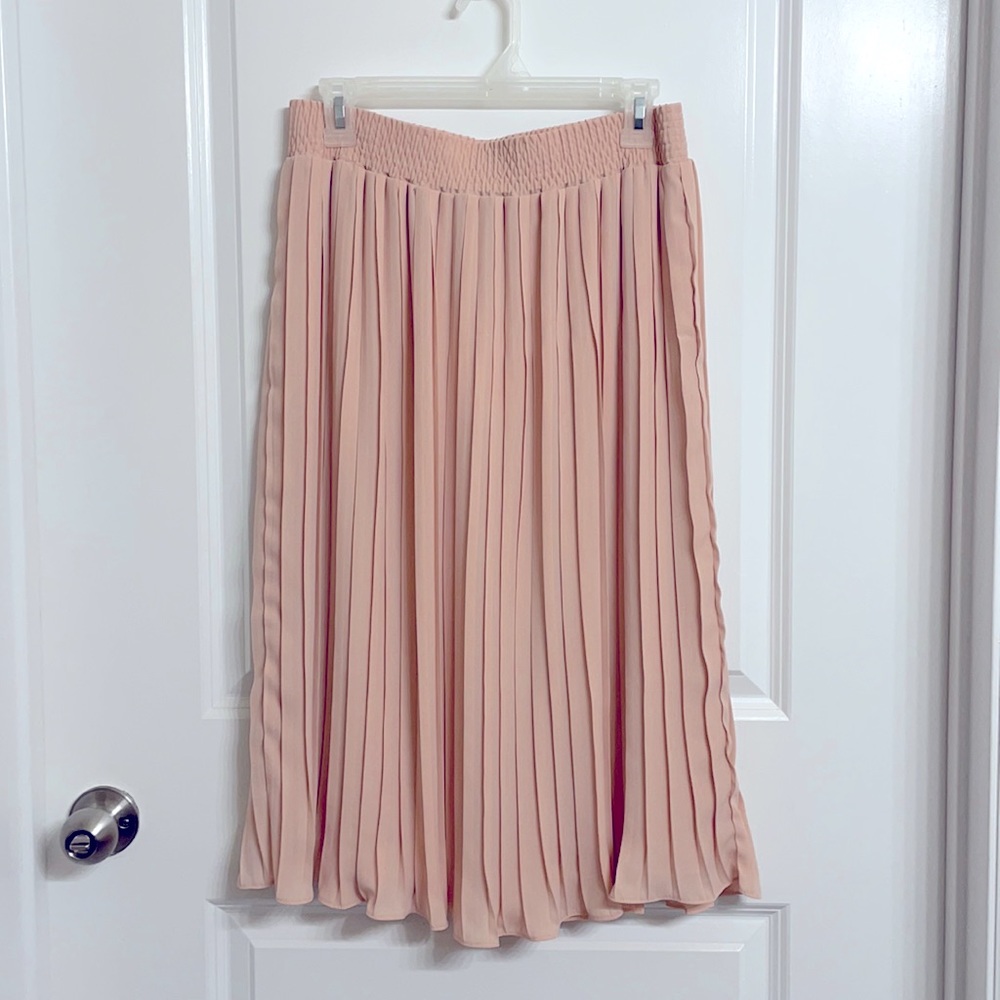 Blush pleated skirt